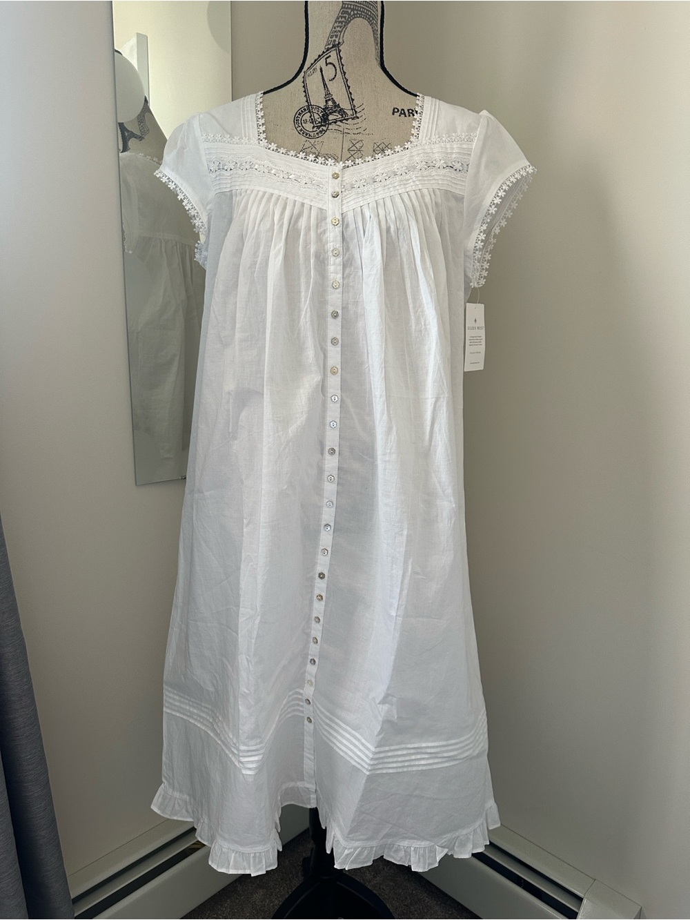 Eileen West Medium Nightgown Med. Cotton Victorian 
Minimalist cottagecore